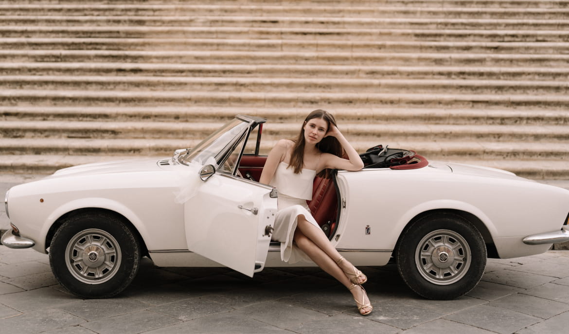 femme assise dans sa voiture porte ouverte