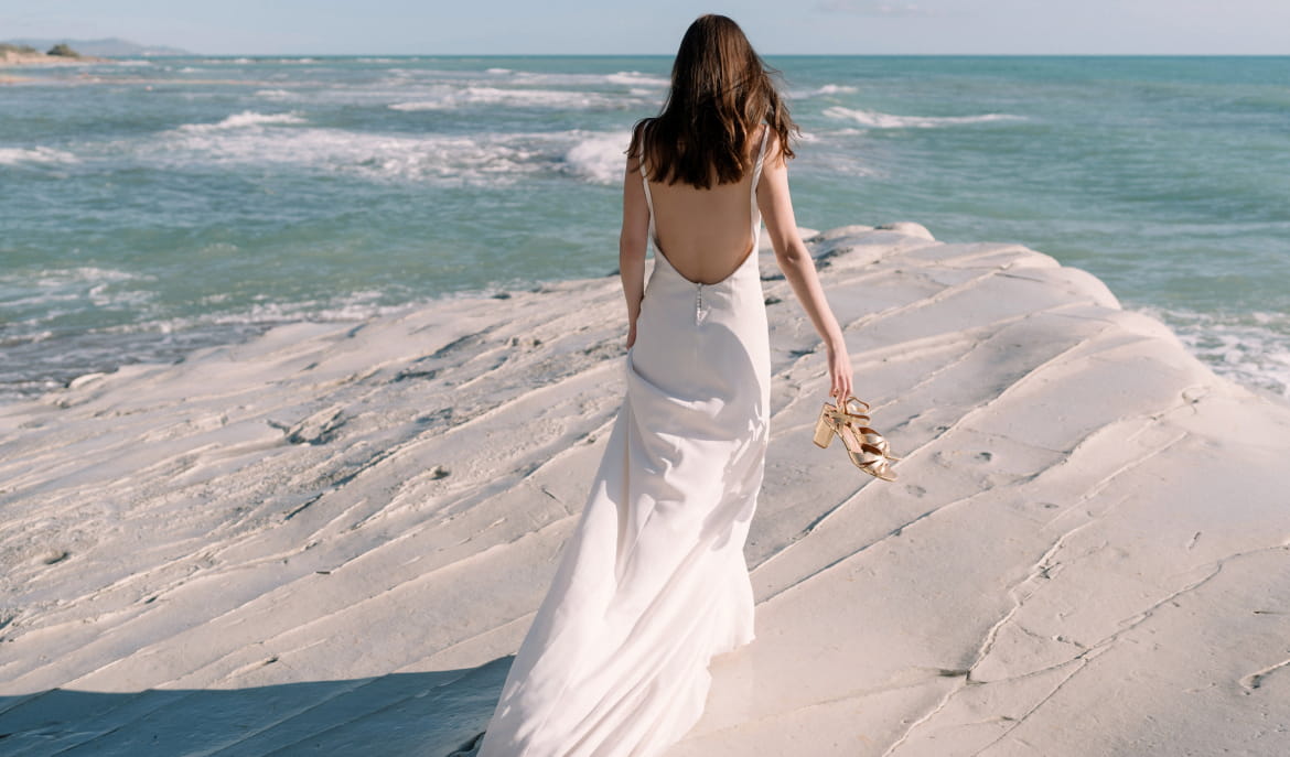 femme de dos en robe de mariée