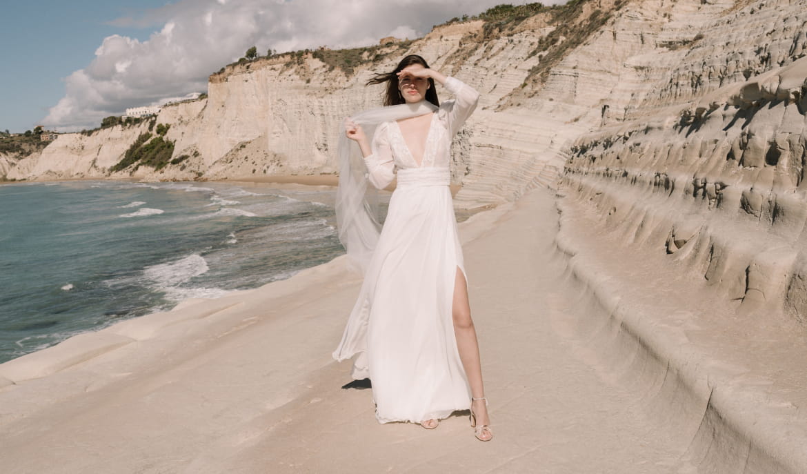 femme debout en robe de mariée