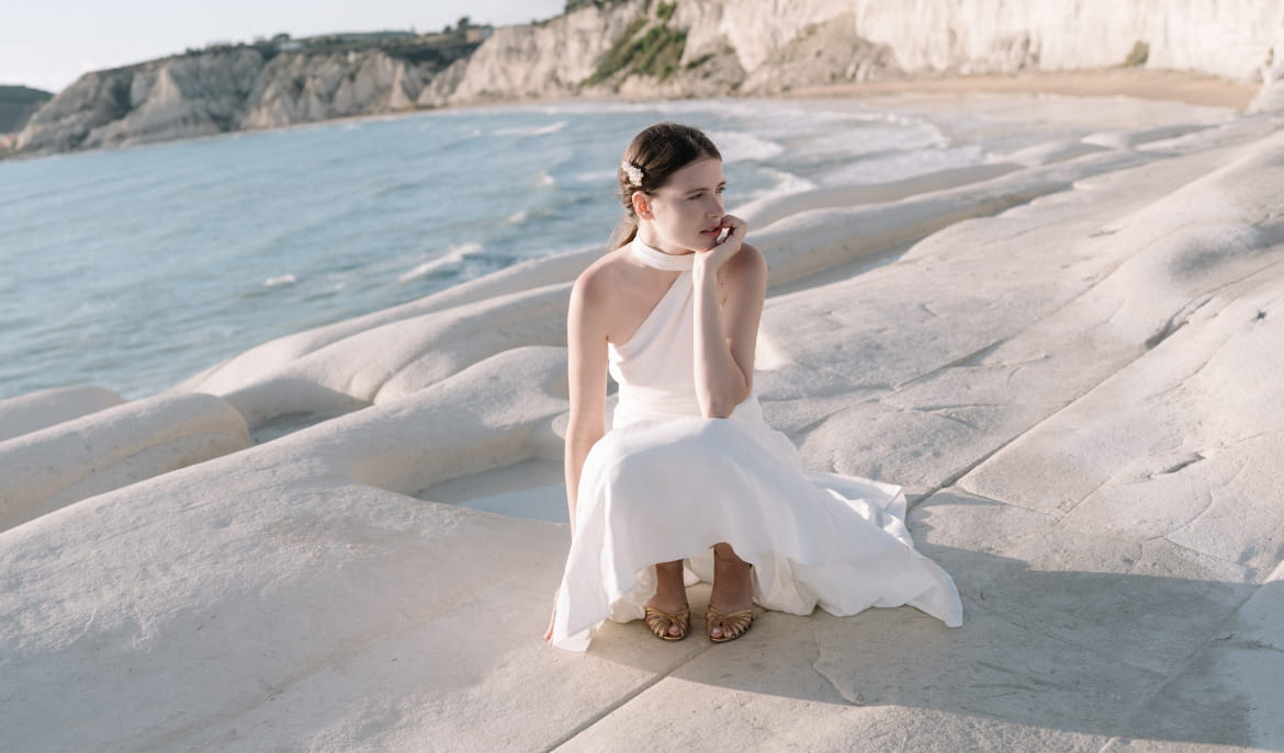 Mariée accroupie dans sa robe