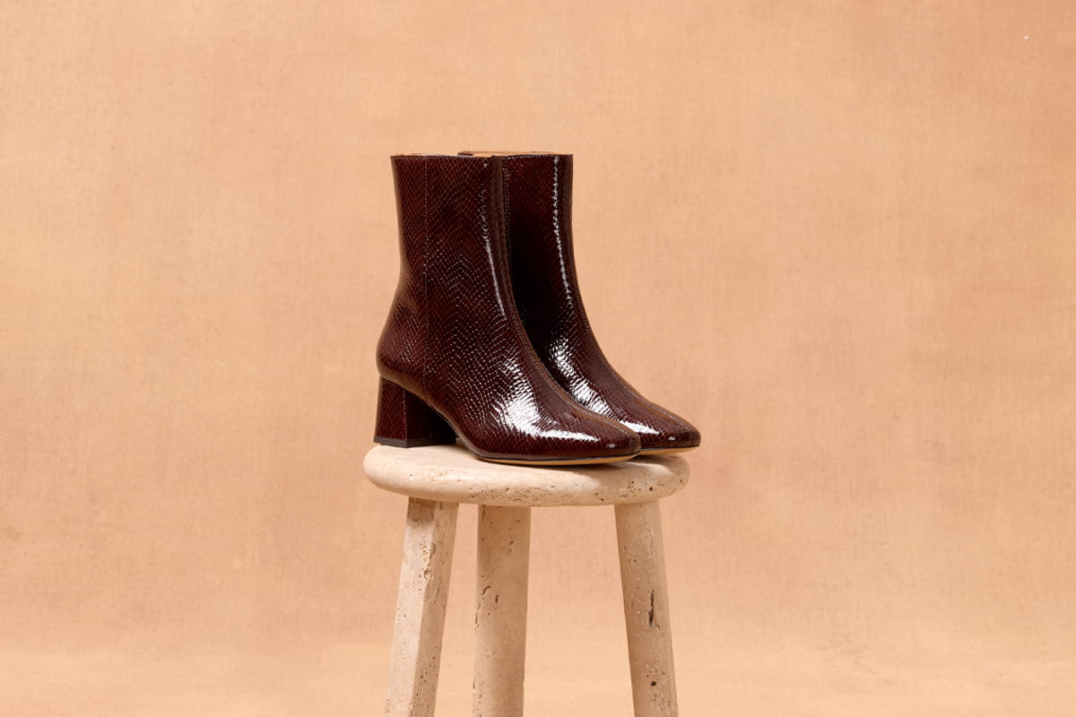 Damen-Stiefeletten aus mahagonifarbenem Lackleder