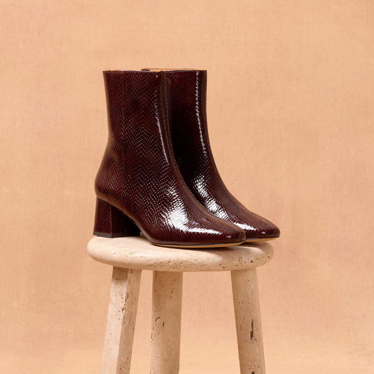 Damen-Stiefeletten aus mahagonifarbenem Lackleder