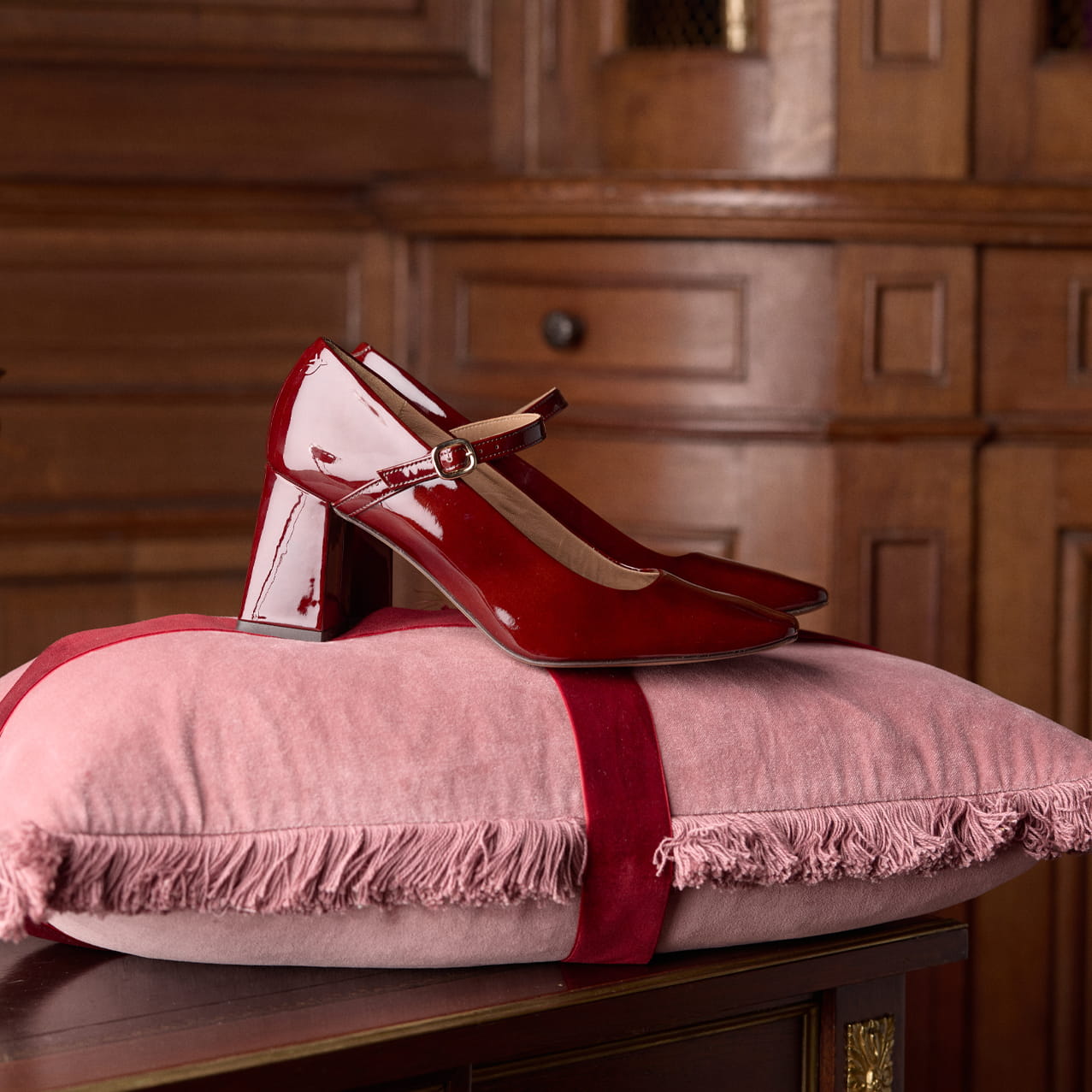 escarpins en cuir verni rouge pour tenues de fêtes