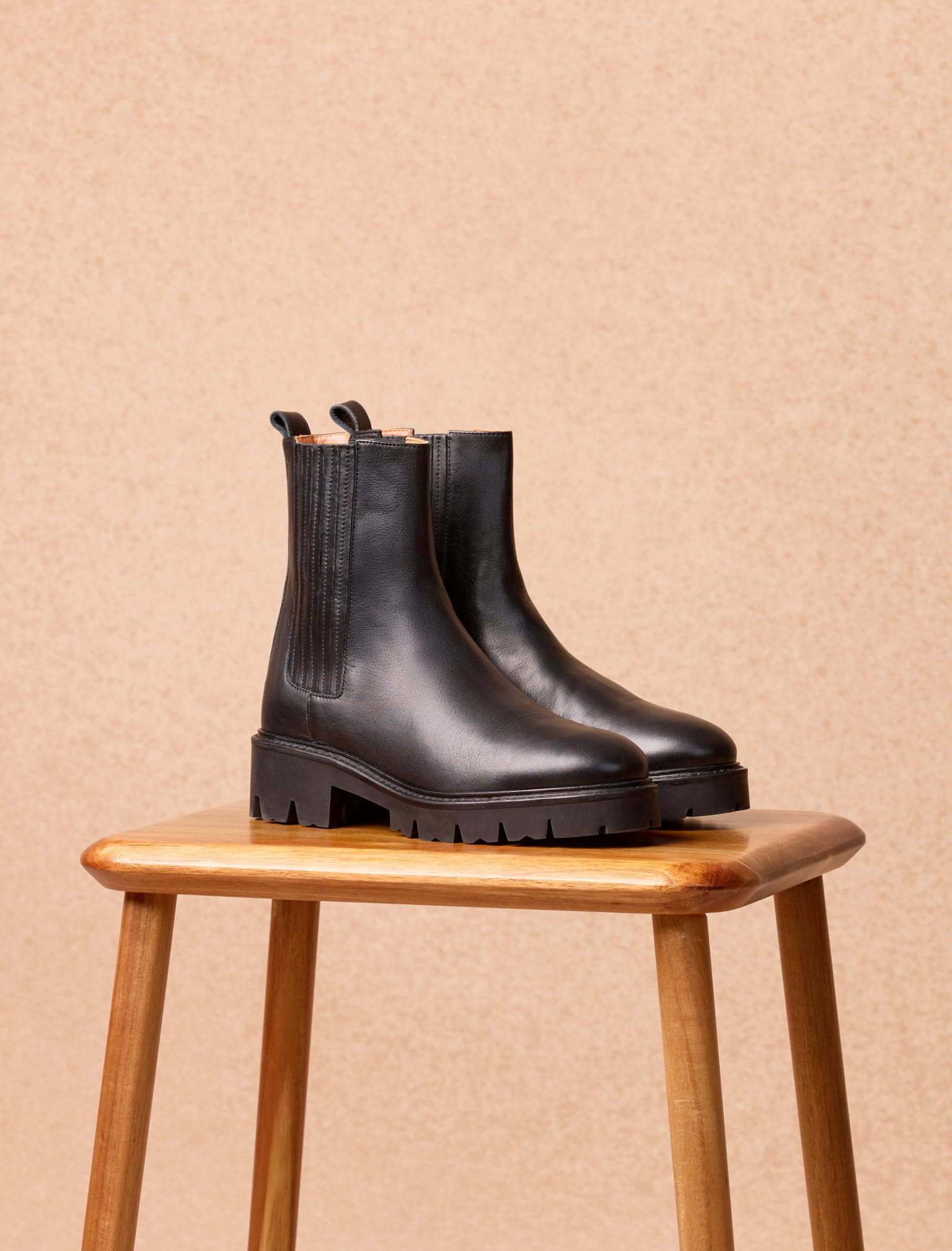Black Leather Chelsea Boots for Women Bianca Model