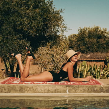 Flache Sandalen diesen Sommer tragen: unsere Tipps für den perfekten Look