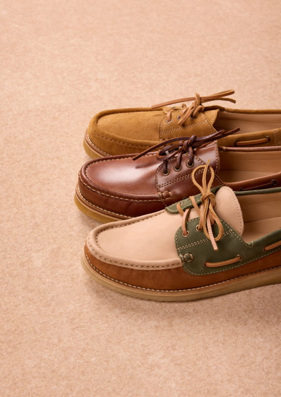 Mocassins bateaux mis l’un à côté de l’autre