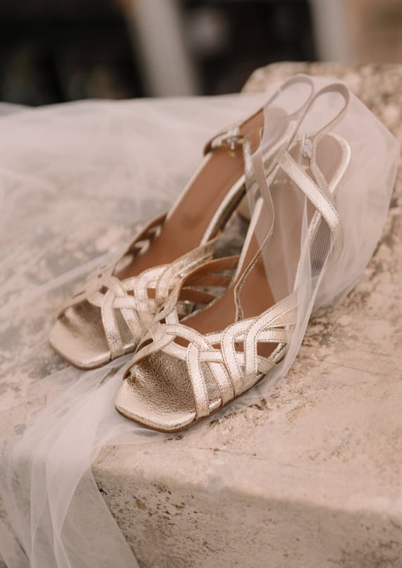 sandales à talon doré