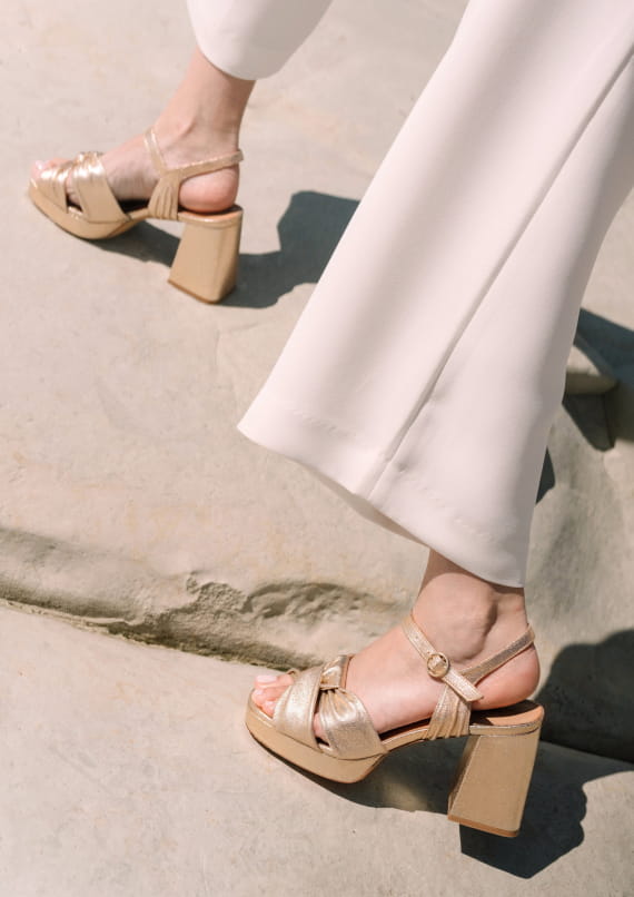 sandales à talon doré