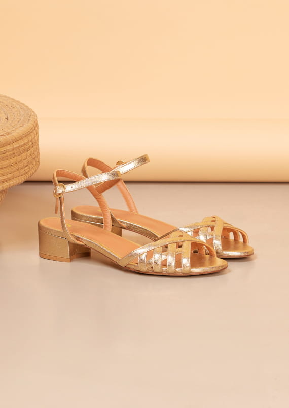 sandales plates en cuir doré pour femme