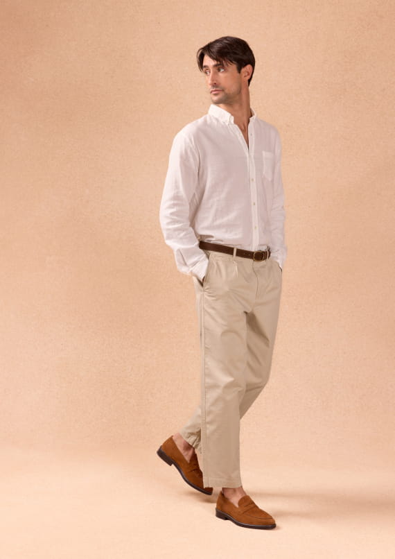 Homme debout portant des mocassins camel