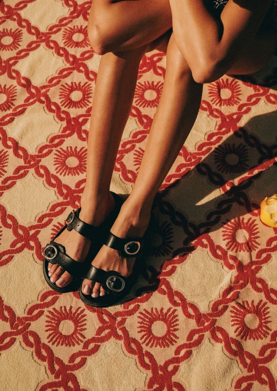 sandales plates en cuir noir pour femme