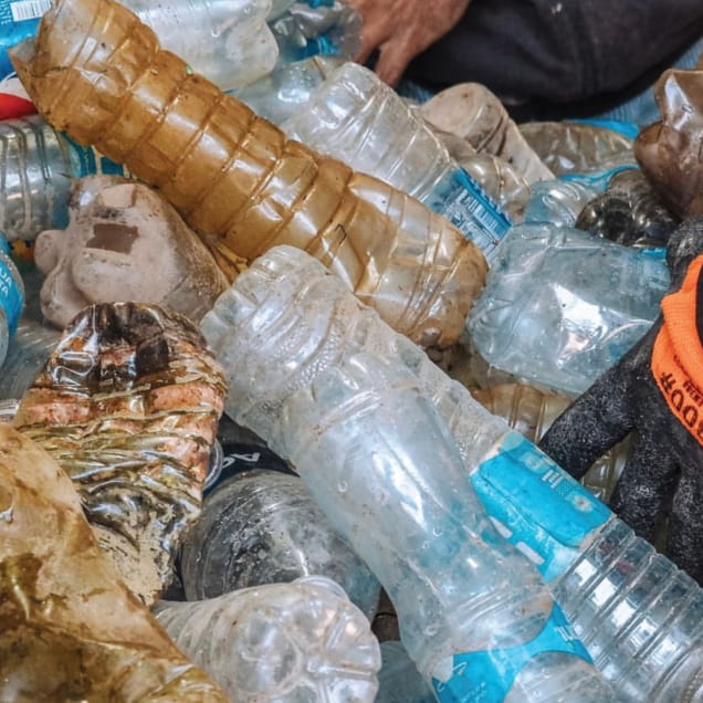 pollution à cause des bouteilles plastiques