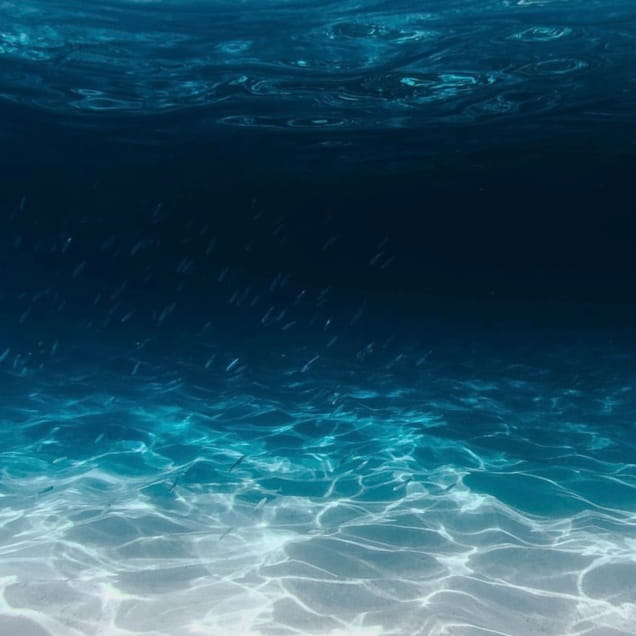 océan bleu propre sans aucune pollution