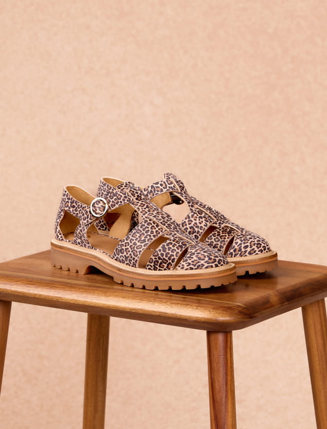 sandales plates méduse en cuir léopard pour femme