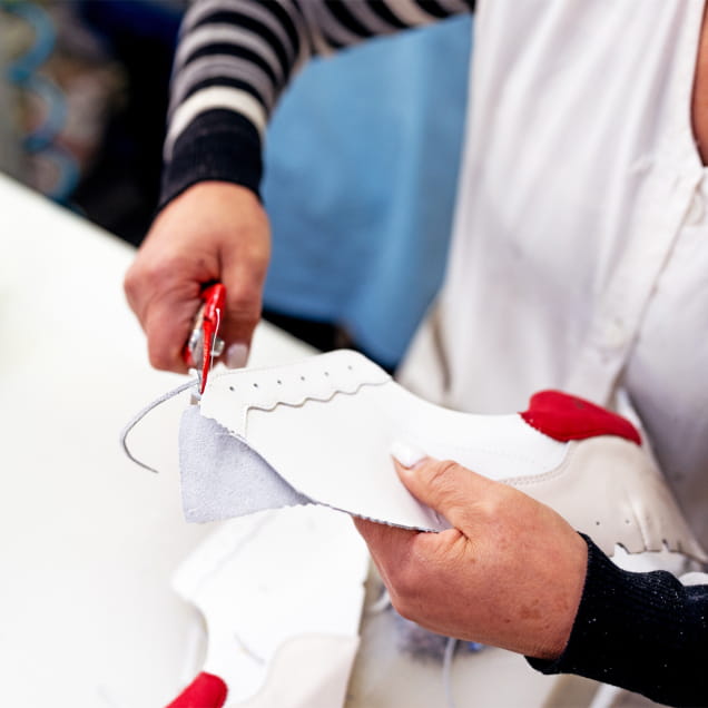 assemblage de morceaux de cuir pour fabrication chaussures blanches