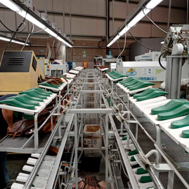 usine de fabrication de chaussures en cuir
