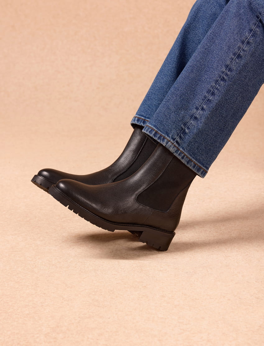 Flache schwarze Lederstiefeletten für Damen