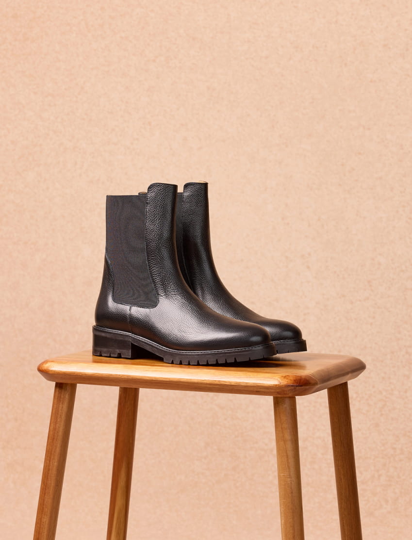 Flache schwarze Lederstiefeletten für Damen