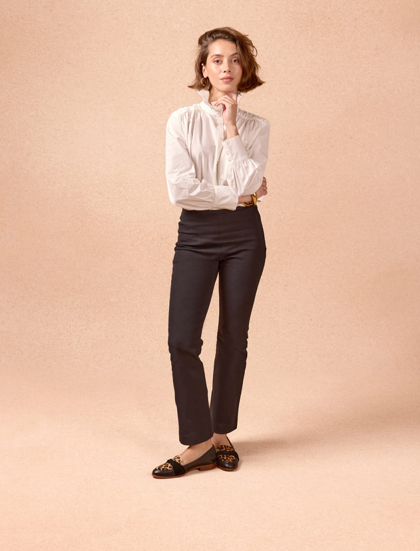 Mokassins aus glattem schwarzem Leder und Leopardenmuster für Damen