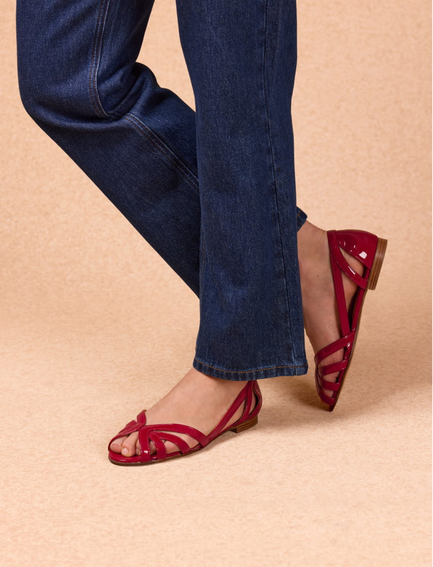 sandales plates en cuir verni rouge pour femme