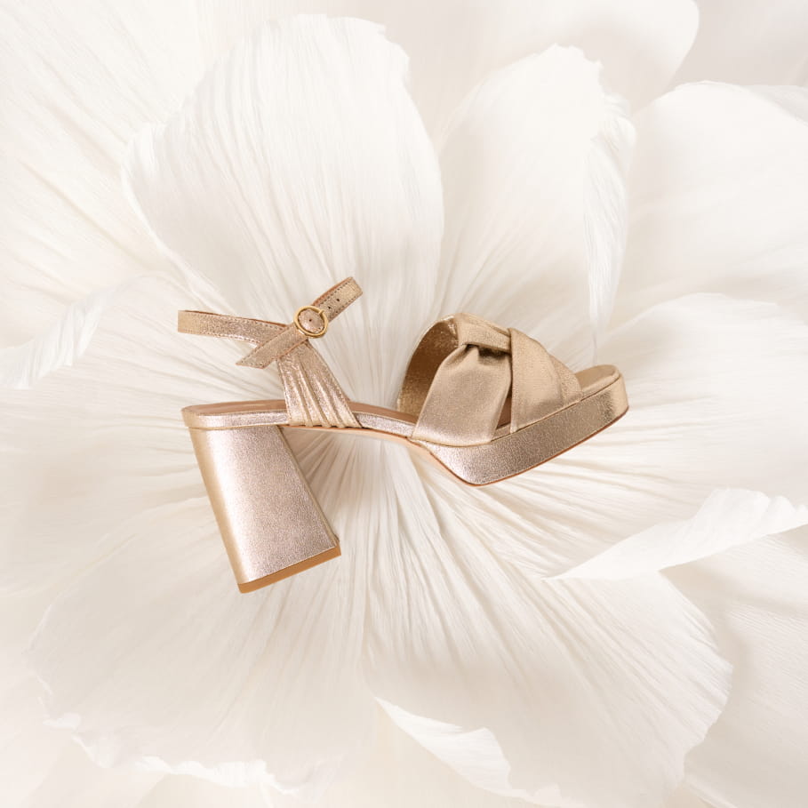 sandales à talons dorées pour la femme