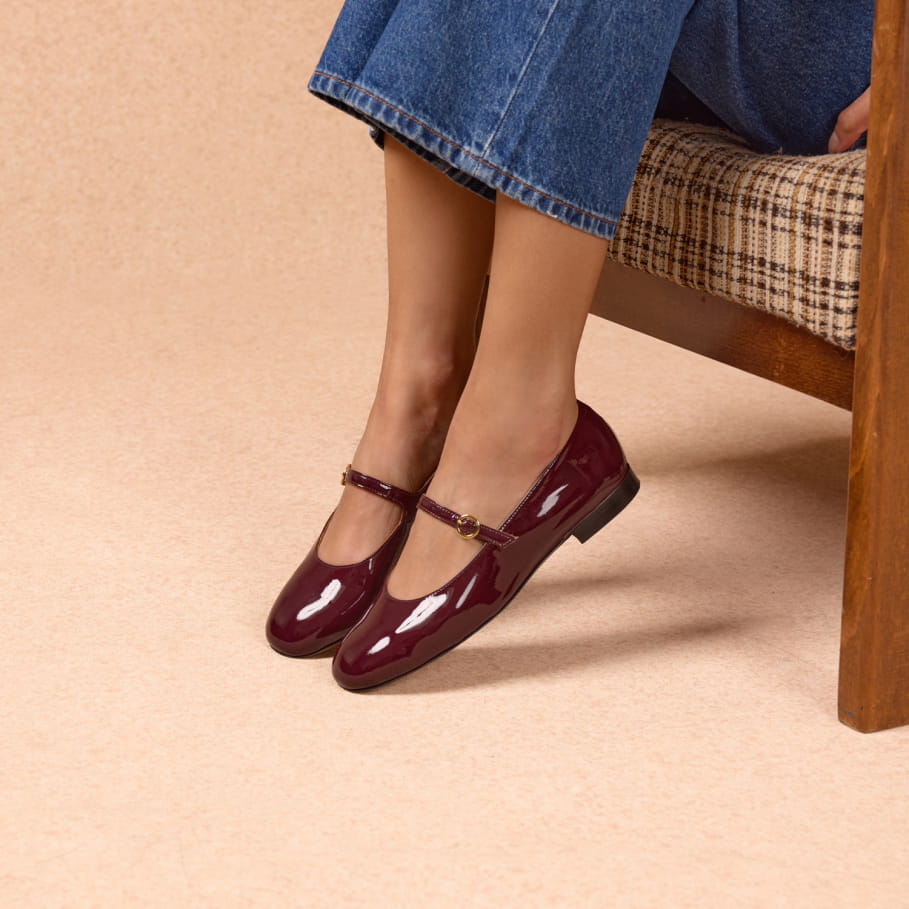 paire de babies en cuir verni pour femme