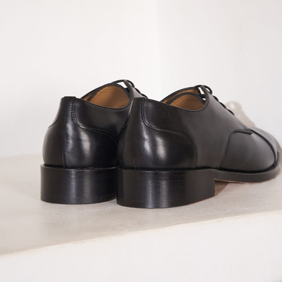 tenue casual avec derbies cuir noir femme