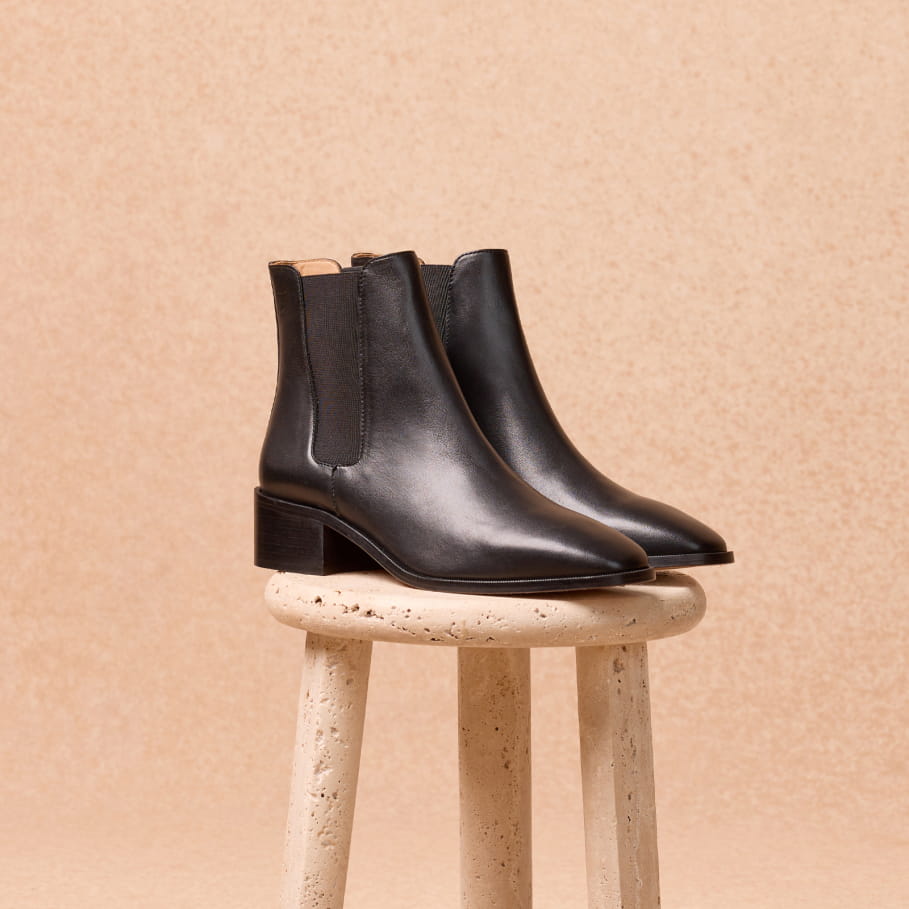 chelsea boots à petits talons en cuir noir pour femme