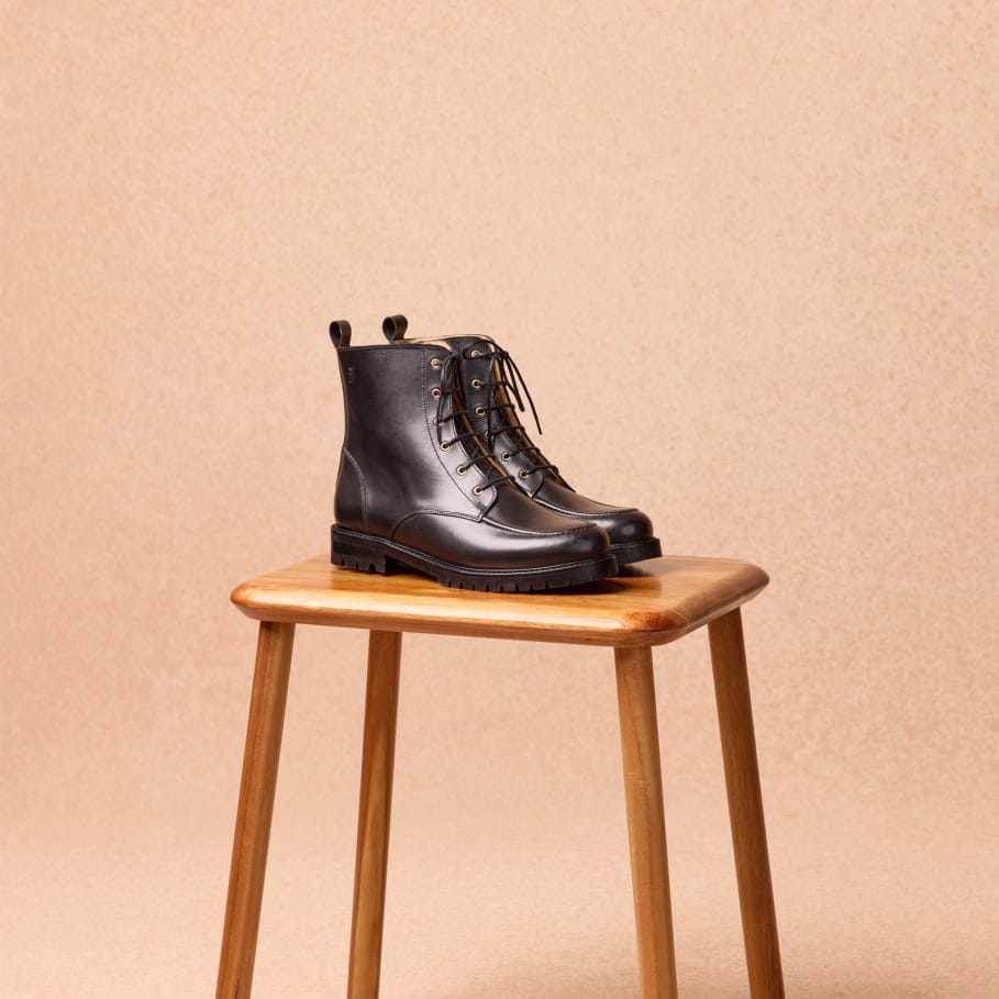 Schnürstiefeletten aus schwarzem Leder für Damen