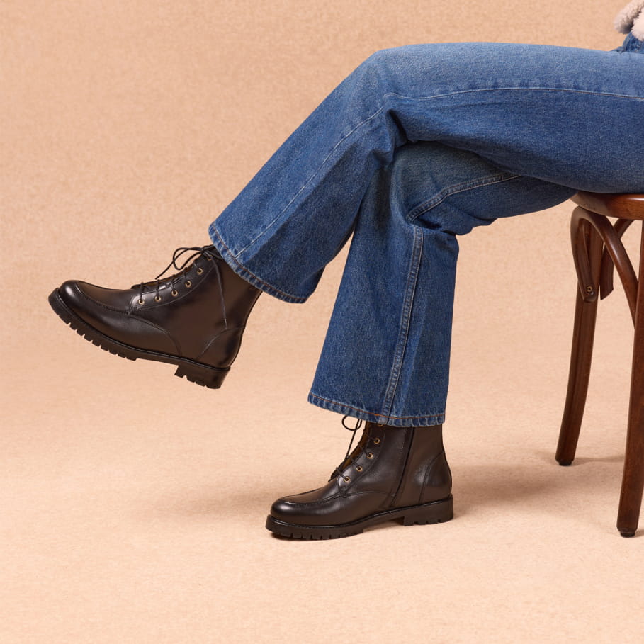 Schnürstiefeletten aus schwarzem Leder für Damen