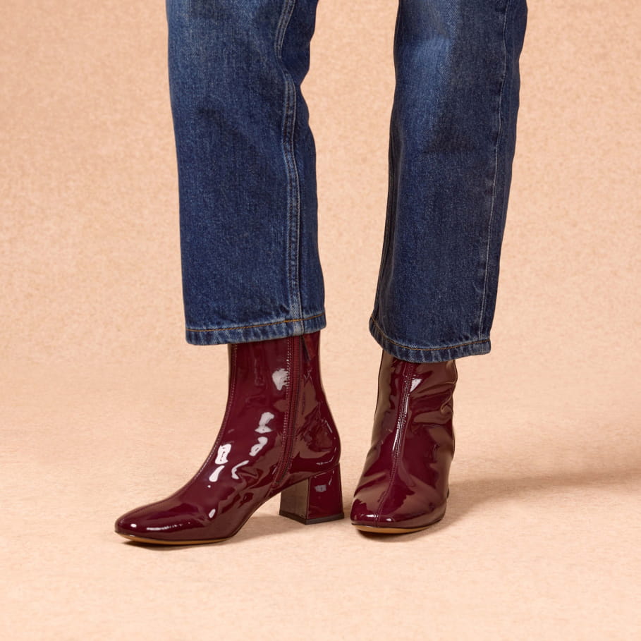 bottines à talons en cuir verni aubergine pour femme