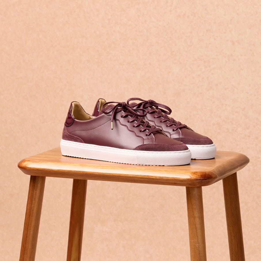 Sneaker aus auberginefarbenem Leder für Damen