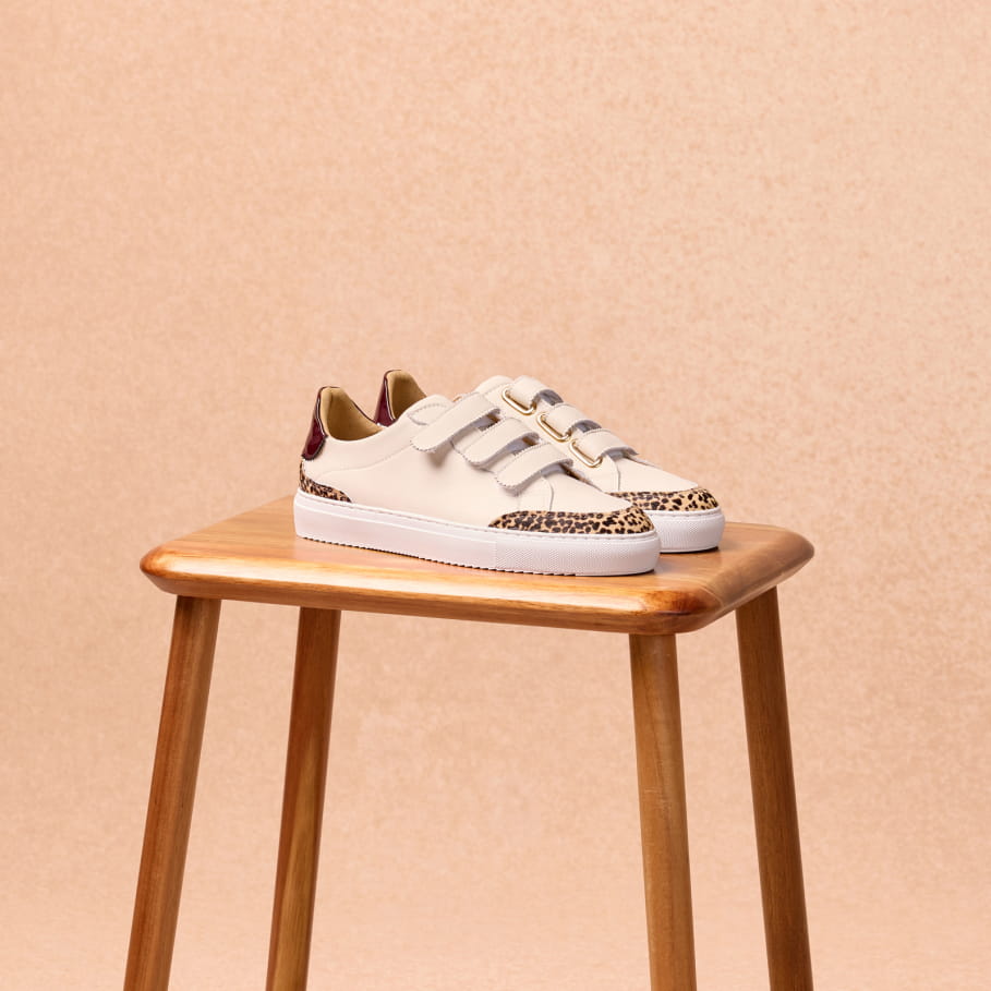 sneakers à scratchs en cuir blanc et aubergine pour femme
