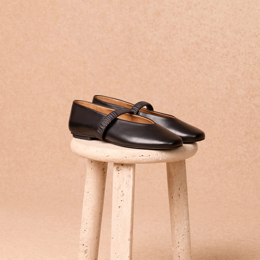 ballerines à brides froncées en cuir noir pour femme