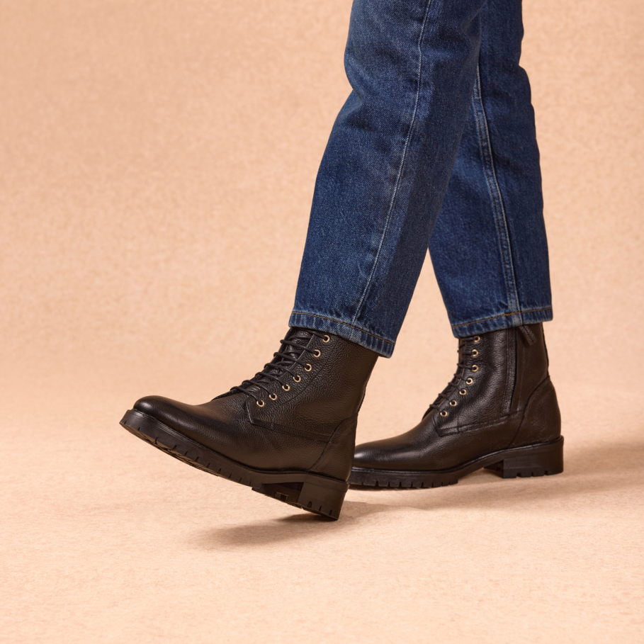 Combat boots en cuir de vachette grainé noir pour femme