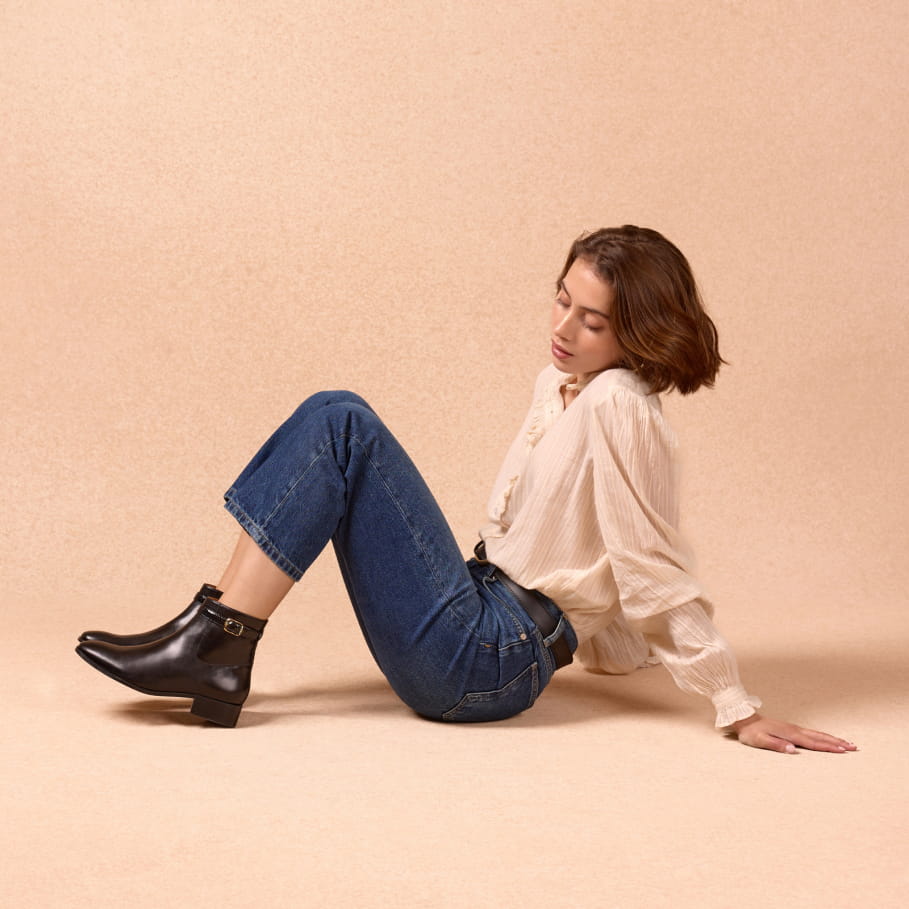 flache Stiefeletten aus schwarzem Leder für Damen