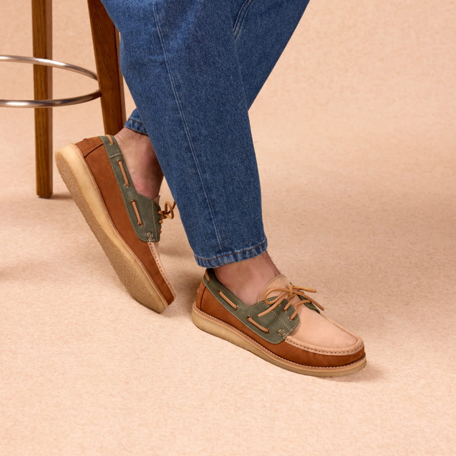 chaussures bateau en cuir vert et tabac pour homme