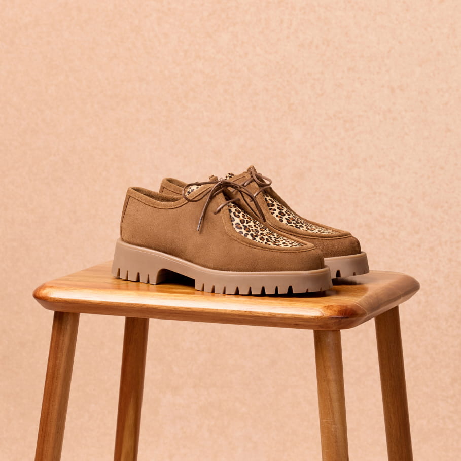 wallabee-Derbys aus kastanienbraunem Leder und Leopardenmuster für Frauen