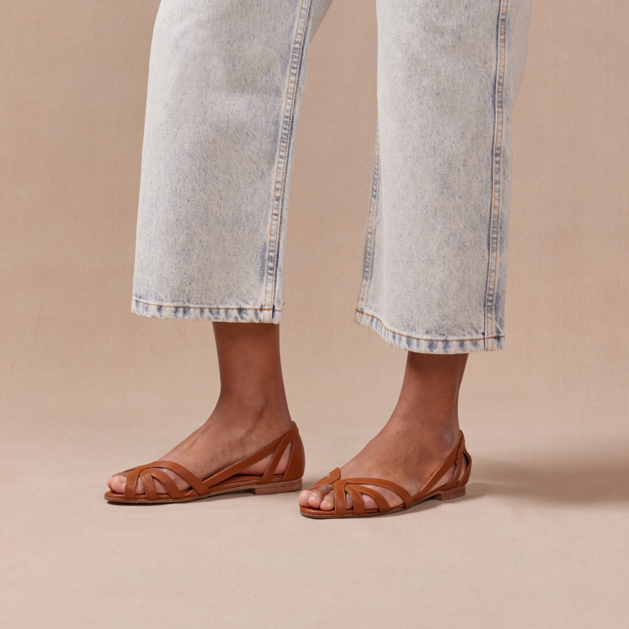 Women’s classic brown smooth leather flat sandals