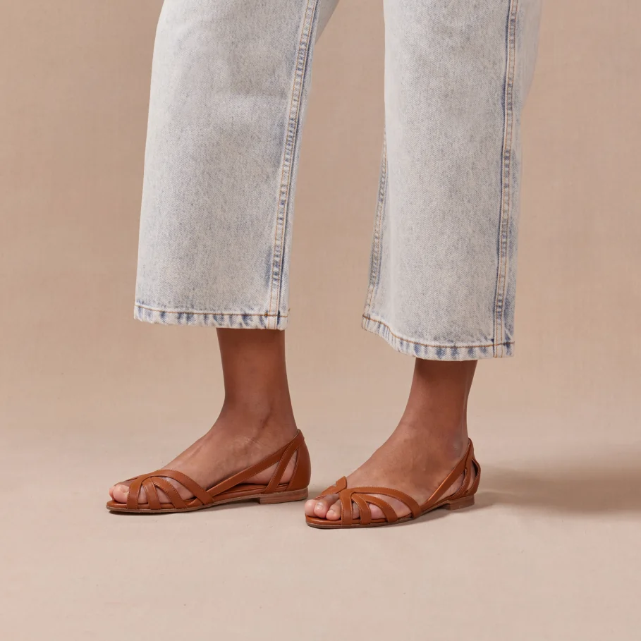 Women’s classic brown smooth leather flat sandals