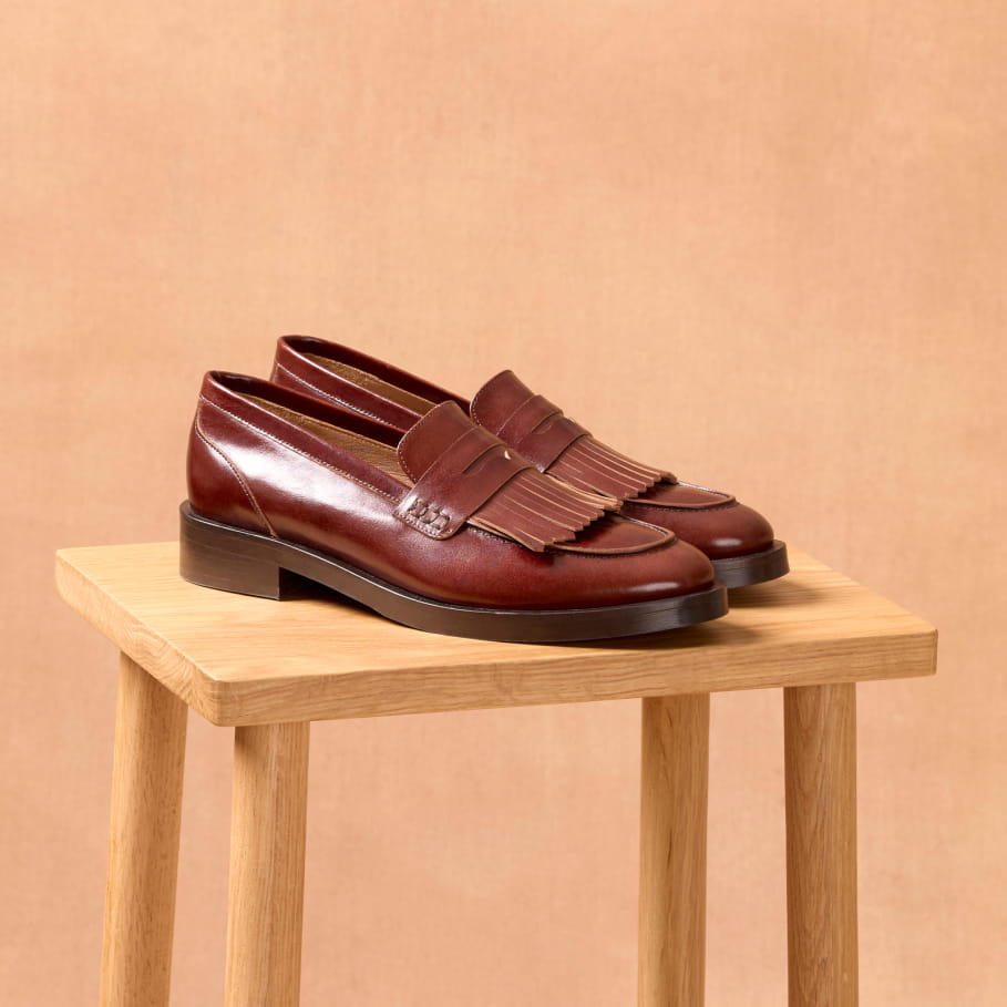 frauenmokassins mit fransen aus burgunderfarbenem leder