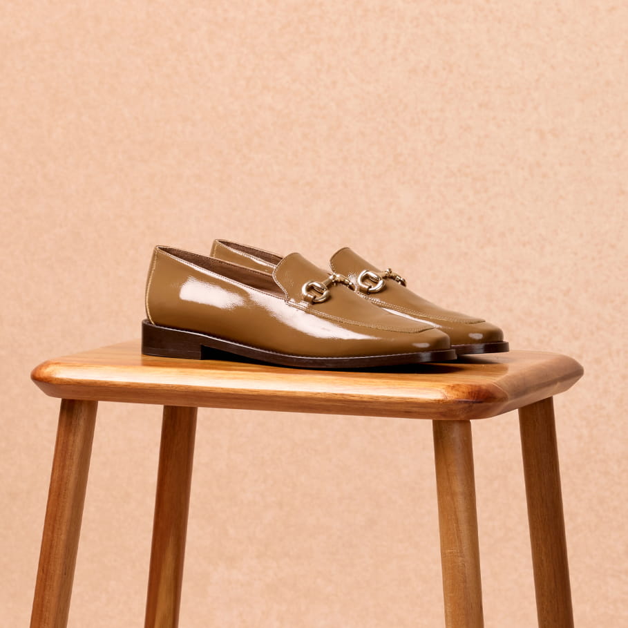 mocassins à mors en cuir verni olive pour femme