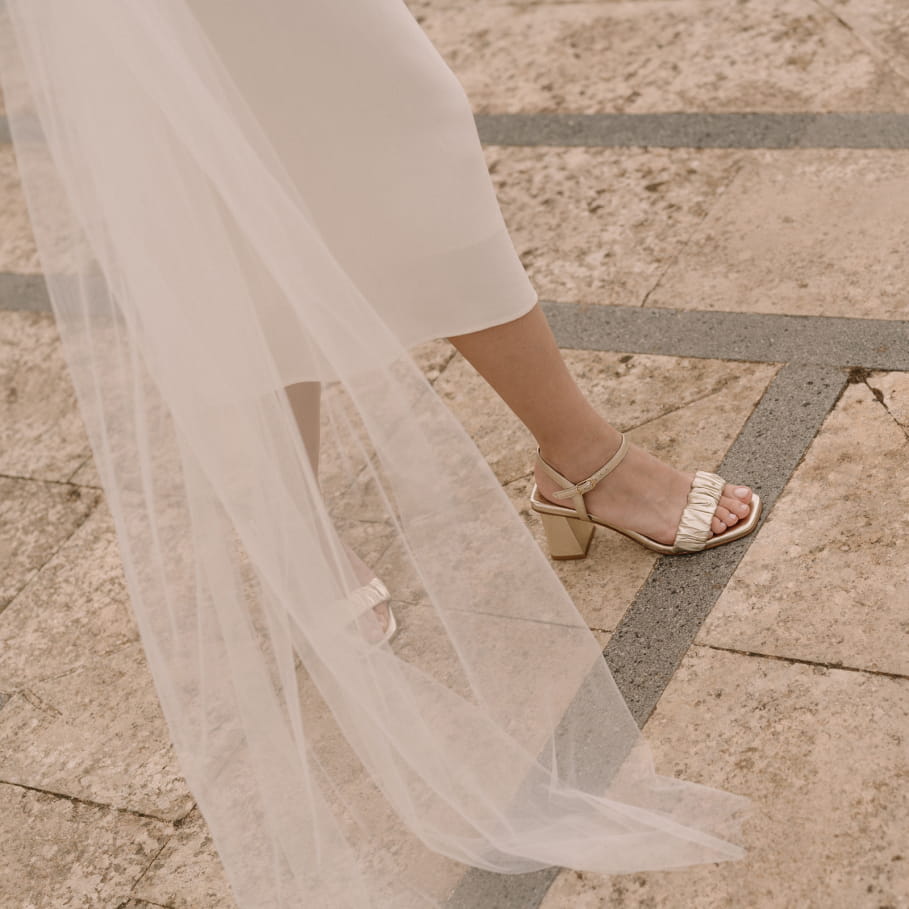 Sandalen mit Absatz aus goldenem Leder für Damen