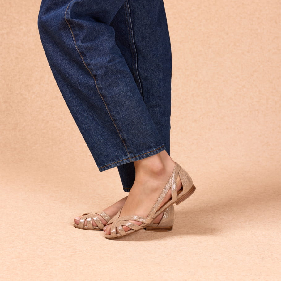 sandales plates dorées en cuir pour femme