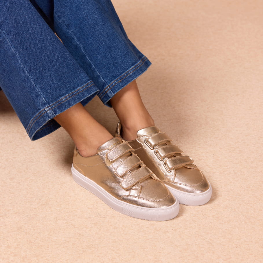 Sneaker mit Klettverschluss aus goldenem Leder für Damen