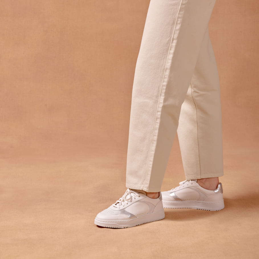sneakers aus weißem und silbernem leder für frauen