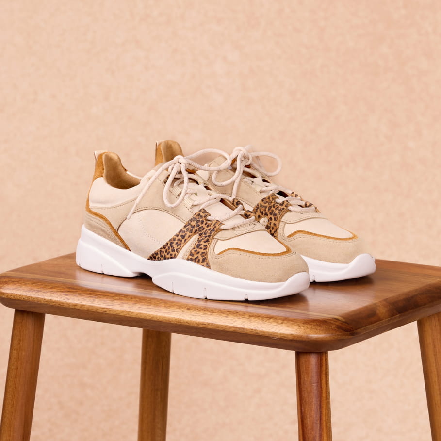 sneakers aus sandfarbenem leder und leopardenmuster für damen