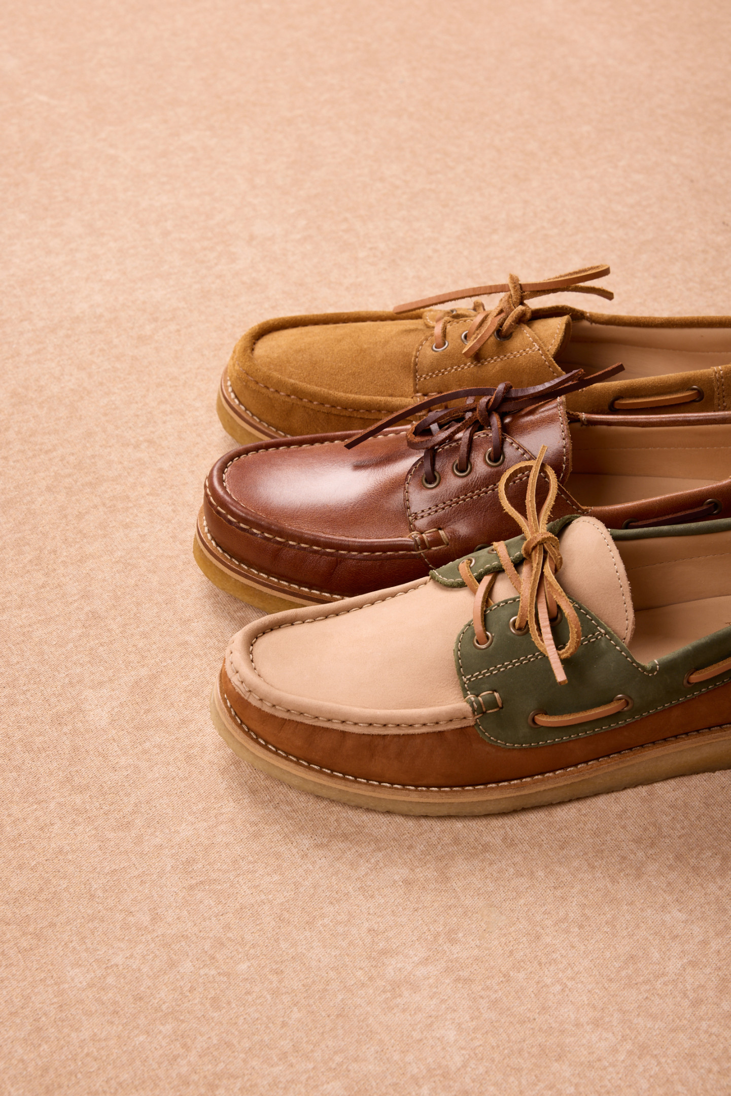 Mocassins bateaux mis l’un à côté de l’autre