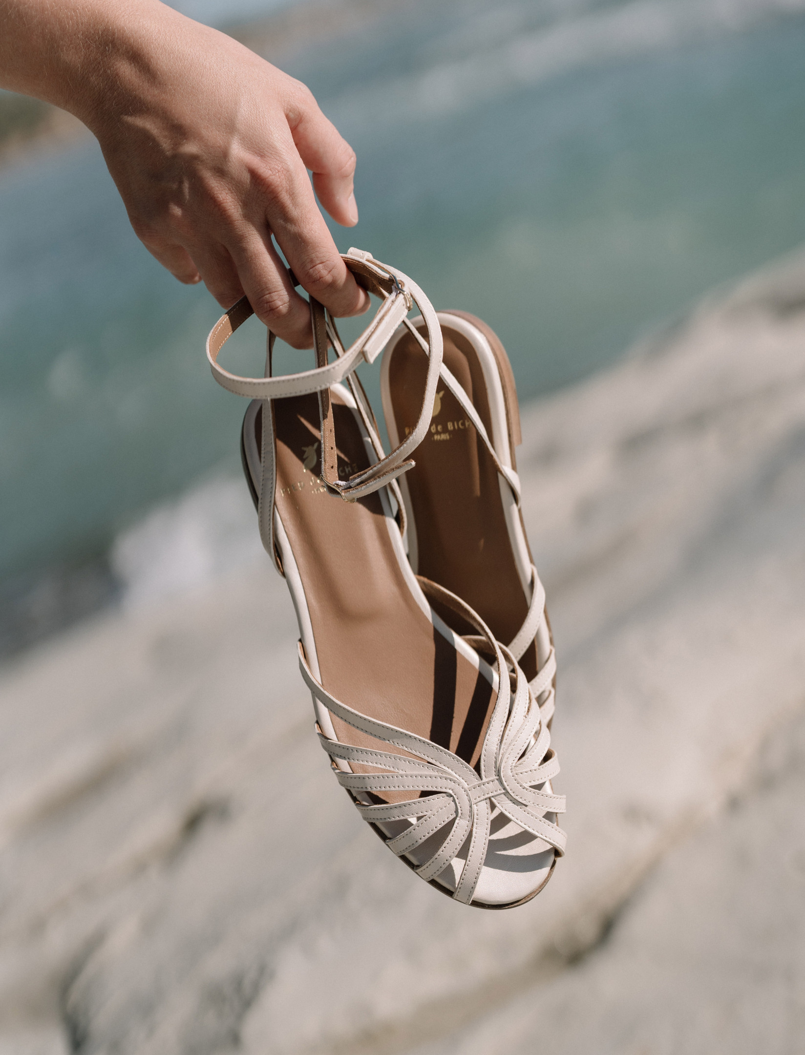 elfenbeinfarbene flache Ledersandalen für Damen