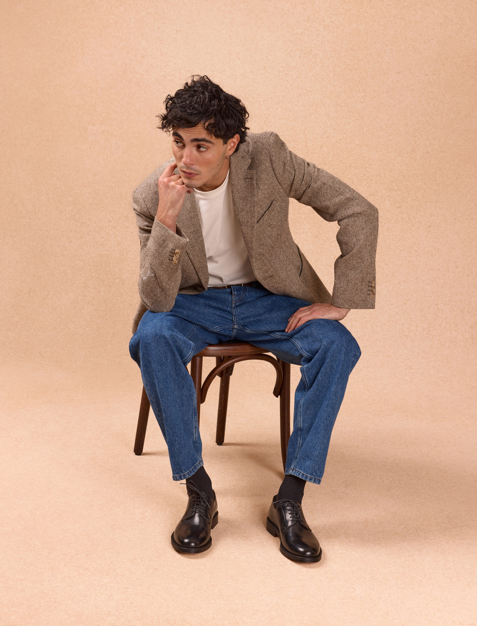 Homme assis sur une chaise portant des mocassins noir